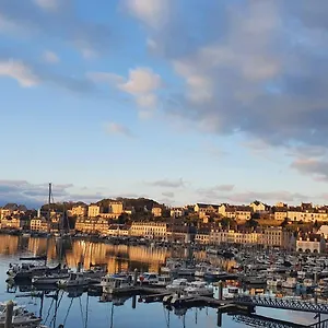 https://sur-le-port-de-plaisance-face-a-la-mer-apparthotel.inbrittany.com